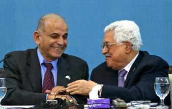 محمود عباس يتبادل الابتسامات مع عضو الكنيست الإسرائيلي السابق 