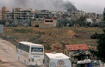 آلاف السكان اضطروا لترك منازلهم المدمرة في الغوطة والفرار بحياتهم (رويترز)