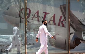 مواطن سعودي يسير أمام مكتب للخطوط القطرية إثر إغلاقه (أ ف ب)