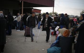 صورة أرشيفية لمواطنون ينتظرون دورهم للسفر عبر معبر رفح البري - تصوير / رمضان الأغا