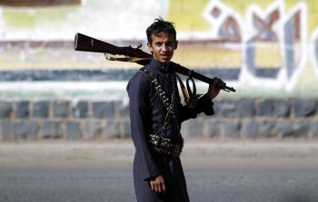 صورة أرشيفية لأحد مقاتلي الحوثيين في صنعاء (أ ف ب)