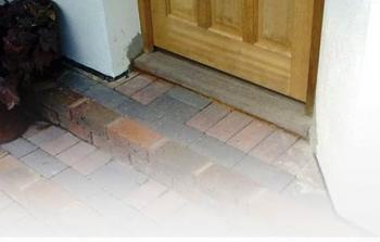 عتبة الدار من حجارة، وبناء ليس له علاقة بالرزق