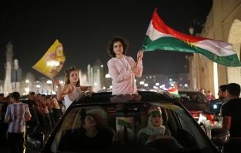 كرديات مبتهجات بالاستفتاء حول الانفصال (الأناضول)