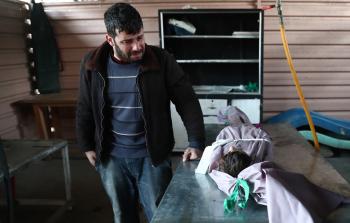 أب سوري يبكي ابنه البالغ من العمر 11 عاماً والذي قتل أمس (أ ف ب) 