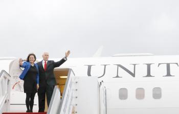 بنس خلال مغادرته أمس (أ ف ب)