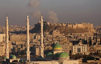 دخان القصف يتصاعد من الجزء الذي يسيطر عليه النظام في حلب (أ ف ب)