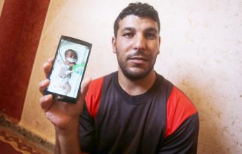 والد الطفل الشهيد براء غبن - تصوير / عمر الإفرنجي