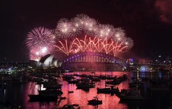 جانب من الاحتفالات في مدينة سيدني الأسترالية بدخول عام 2017 (أ ف ب)