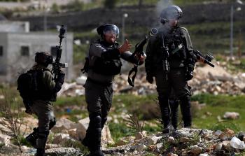 جنود الاحتلال يواصلون التنغيص على الفلسطينيين (أ ف ب)