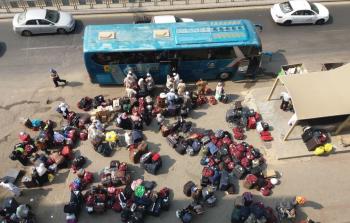 صورة أرشيفية للمسافرين أمام معبر رفح