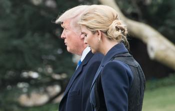 الرئيس الأمريكي دونالد ترامب برفقته ابنته إيفانكا - (أ ف ب)