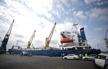 جانب من وصول السفينة التركية لميناء أسدود (الأناضول)