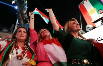 كرديات مبتهجات بقرار الاستفتاء حول الانفصال (أ ف ب)