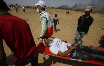 إصابة شاب أثناء مشاركته في مسيرة العودة الكبرى شرق خان يونس - تصوير / رمضان الأغا