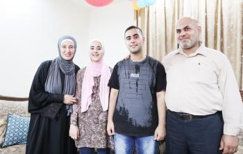 الطالب محمد أبو وردة برفقة عائلته (تصوير / محمود أبو حصيرة)