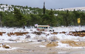 سيارة إسعاف تتبع الهلال الأحمر السوري تدخل عين الفيجة لإخلاء الجرحى (أ ف ب)