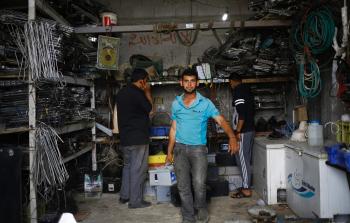 عمال غزة يعيشون واقعاً صعباً (أ ف ب)