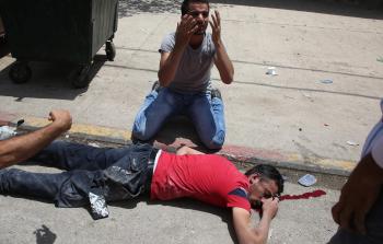 الشهيد تايه ملقى على الأرض إثر استشهاده (أ ف ب)