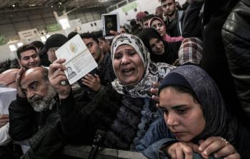 جانب من العمل عبر معبر رفح (أ ف ب)