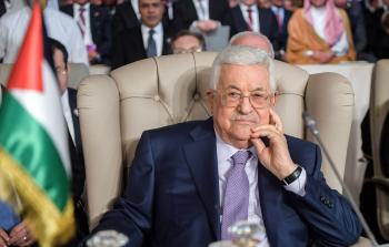 رئيس السلطة محمود عباس خلال القمة العربية في تونس أمس (أ ف ب)