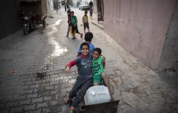 أطفال  يلعبون في مخيم جباليا للاجئين (أ ف ب)