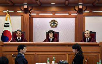 جانب من استماع البرلمان الكوري الجنوبي في قضية الفساد الرئاسية (أ ف ب)