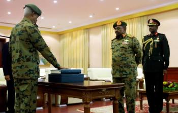 البشير عيّن قبل أيام وزير الدفاع الفريق أول عوض بن عوف نائبا أول (رويترز)