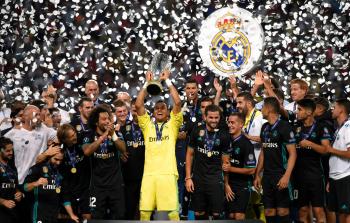 لاعبو ريال مدريد يحتفلون بفوزهم بكأس السوبر الأوروبية (أ ف ب)