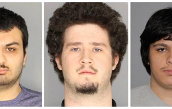 الموقوفون الثلاثة يواجهون تهما تتعلق بالأسلحة والتآمر