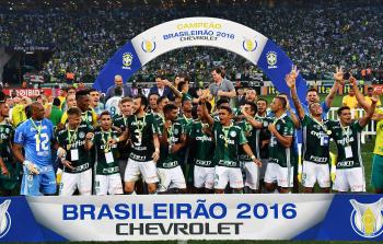 لحظة تتويج فريق بالميراس بلقب الدوري البرازيلي - (أ ف ب)