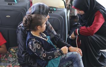 الزميلة رنا الشرافي أثناء محاورتها العالقين على معبر رفح - تصوير / ياسر فتحي