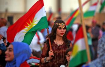 كرديات مبتهجات بالاستفتاء حول الانفصال (أ ف ب)