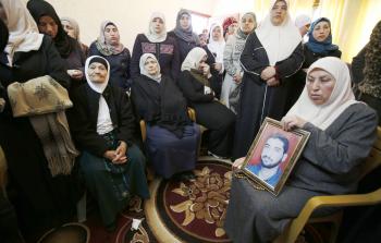 صورة أرشيفية لوالدة الشهيد مازن فقها