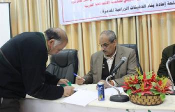 جانب من توقيع  العقود 