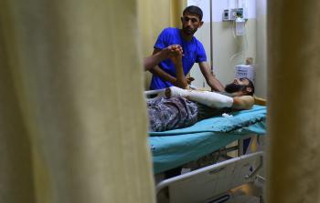 مستشفيات غزة تعاني كارثة صحية (أ ف ب)