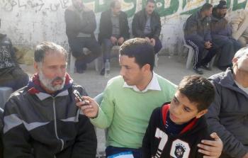 الزميل يحيى اليعقوبي خلال محاورته والد الشهيد زيدان 