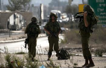 جنود الاحتلال يواصلون التنغيص على الفلسطينيين (أ ف ب)