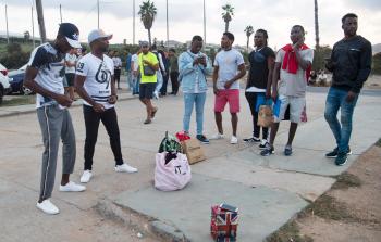 مهاجرون أفارقة عبروا إلى أسبانيا عبر المغرب (أ ف ب)