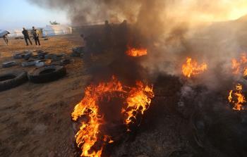 الاحتلال يحرق مخيم العودة شرق خانيونس (تصوير / ياسر فتحي)