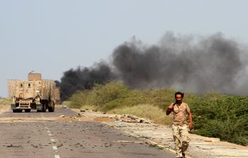 قوات الجيش اليمنية أثناء تقدمها  باتجاه مدينة المخا - (أ ف ب)