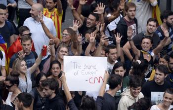 متظاهرون كتالونيون مؤيدون للانفصال عن أسبانيا (أ ف ب)