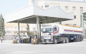 إدخال شاحنتيْ الوقود إلى غزة (الأناضول)