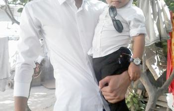 الشهيد إيهاب عابد مع ابنه 