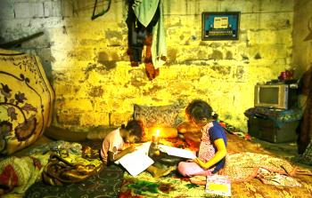 جانب من معاناة أهالي قطاع غزة من انقطاع التيار الكهربائي (أرشيف)