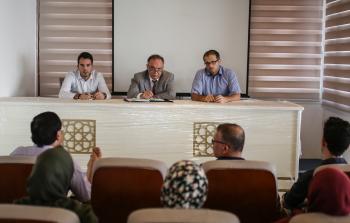 جانب من لقاء الوفد التركي بالطلبة الحاصلين على المنحة التركية (الأناضول)