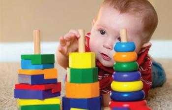  الألعاب من أكثر الأمور التي تلفت انتباه الطفل منذ الصغر