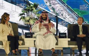 الأمير محمد بن سلمان (وسط) أعلن خطة مشروع نيوم في أكتوبر/تشرين الأول الماضي (رويترز)
