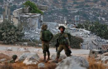 جنود الاحتلال يطلقون النار باتجاه الشبان الفلسطينيين (أ ف ب)