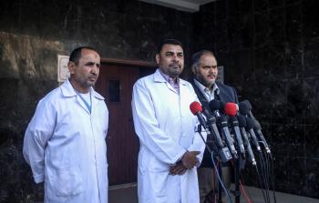 أشرف القدرة متحدثاً للصحفيين (وسط) (الأناضول)