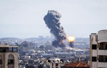 تصاعد أعمدة الدخان من جراء قصف الاحتلال(الأناضول)